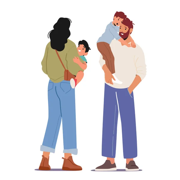 Jeunes parents avec enfants. Mère et père aimant les personnages heureux de la famille tenant bébé mignon et les enfants en bas âge — Image vectorielle