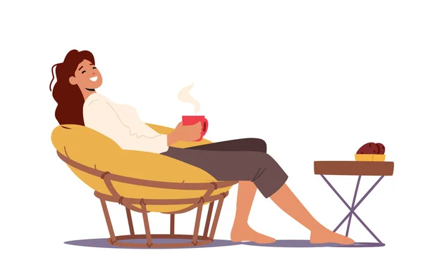 Женский персонаж расслабляется в удобном мягком круглом кресле с кофе или чашкой чая в руках. Женщина наслаждается выходными — стоковый вектор