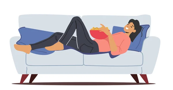 Ленивая женщина лежит на тренере в гостиной, ест вредную пищу в выходные. Женщина проводит время дома — стоковый вектор