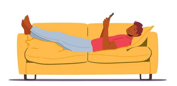 Relajarse tiempo perezoso, Hombre joven usando teléfono acostado en el sofá o sofá en casa, Relajarse con el teléfono inteligente, Persona perdiendo el tiempo — Archivo Imágenes Vectoriales