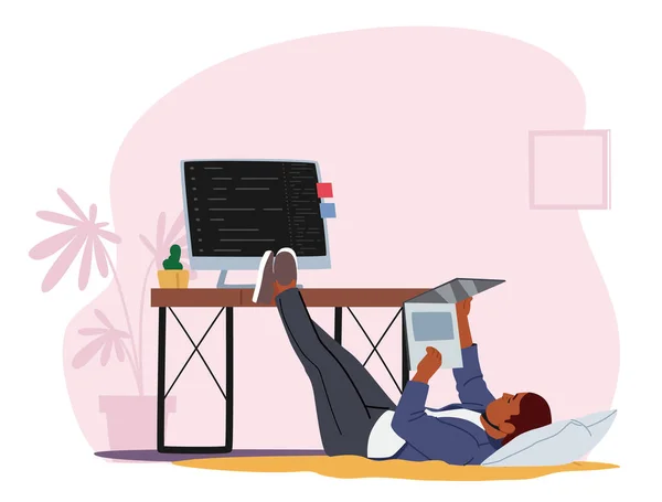Moe Overwerkte werknemer, Zakelijk karakter Liggen op de vloer in de buurt van Office Desk Looking Movie on Laptop Postpone Work — Stockvector