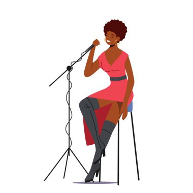 Sahnede Mikrofonla oturan Afrikalı Kadın Caz Grubu 'nda Şarkı Söylüyor ya da Müzik Performansı. Vokalist Kadın Karakteri