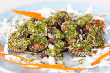 Cockle mix tabak üzerinde yeşil biber ile