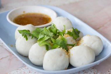 balık buğulama topları baharatlı sos ile