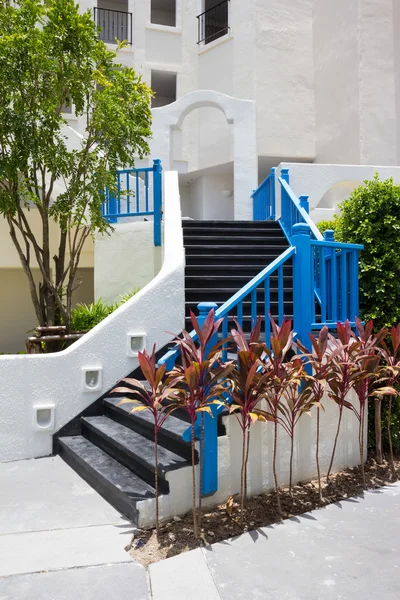 Escalera negra al aire libre — Foto de Stock