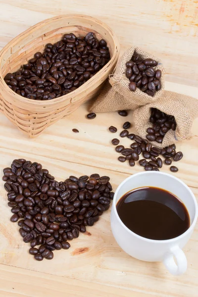 Granos de café en forma de corazón —  Fotos de Stock