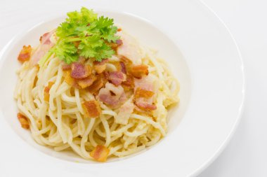 Spagetti carbonara soslu domuz pastırması