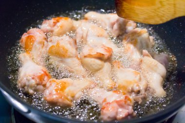 tavada kızartılmış tavuk uyluk