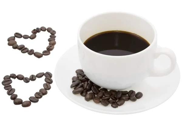 Кофе в зернах с черным кофе на белом фоне — стоковое фото