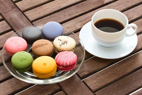 Macarons coloridos com café preto — Fotografia de Stock