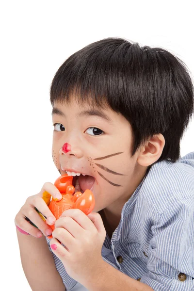Guapo asiático chico comer un juguete cangrejo — Foto de Stock