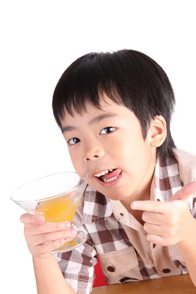 Хлопчик питної Сік — стокове фото