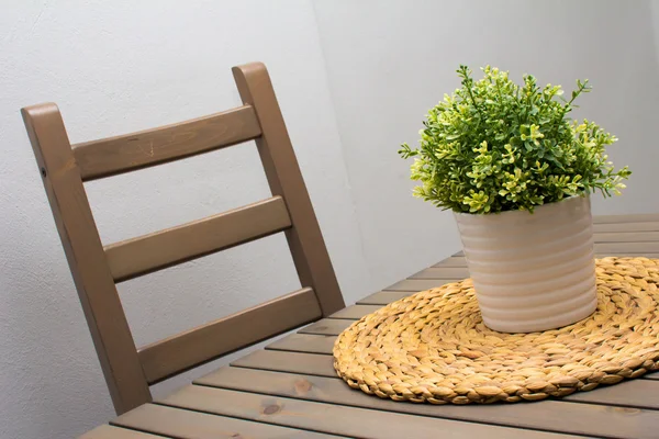 Künstliche Pflanzendekoration auf dem Tisch — Stockfoto