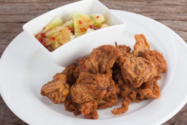 Kızarmış balık köftesini kapat.