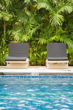 havuz yatağın yanında Yüzme Havuzu