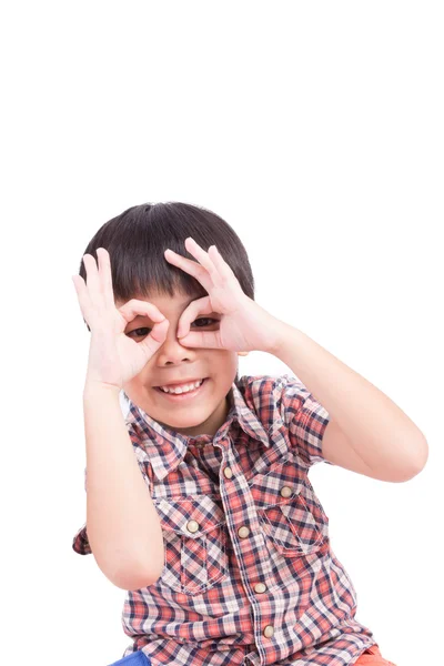 Joven niño mirando a través de la mano —  Fotos de Stock