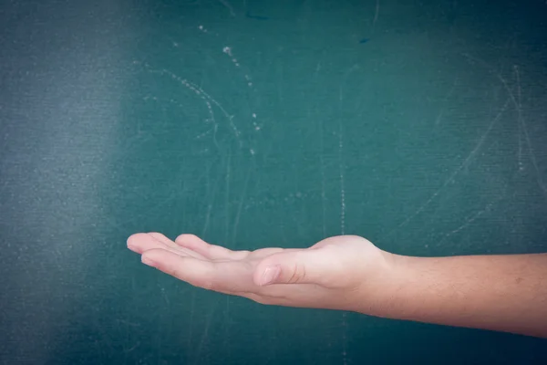 Mano del bambino che mostra il prodotto — Foto Stock