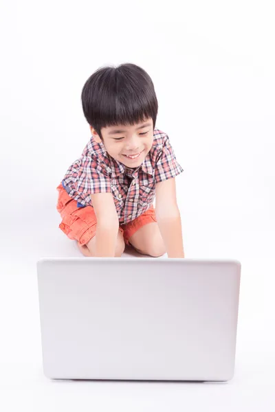 Jongen met behulp van zakboekje computer — Stockfoto