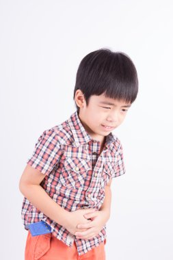 mide ağrısı gösterilen mutsuz küçük çocuk