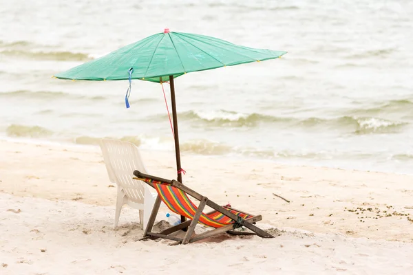 Silla de playa con sombrilla en la playa — Foto de Stock