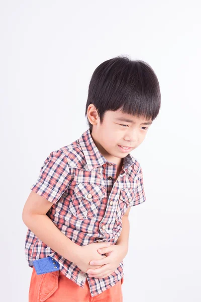 Unglücklicher kleiner Junge zeigt Bauchschmerzen lizenzfreie Stockbilder