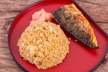 kızarmış pilav ile ızgara balık saba