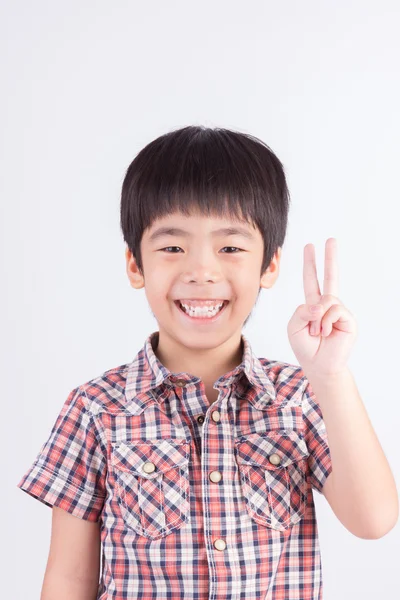 Kind macht Friedenszeichen — Stockfoto
