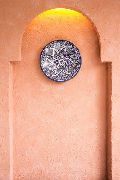 Decorazione della parete arancione in stile marocco — Foto Stock