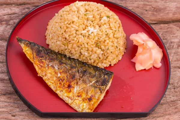 Saba di pesce alla griglia con riso fritto — Foto Stock