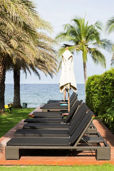 Cadeiras de praia perto do mar — Fotografia de Stock