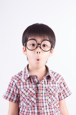 küçük bir çocuk hayret ifadesi ile