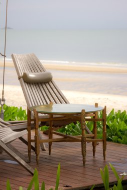 plaj önünde güverte eski ahşap masa