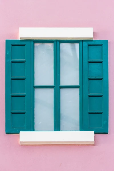 Зеленое окно — стоковое фото