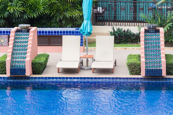 Cama de la piscina junto a la piscina — Foto de Stock