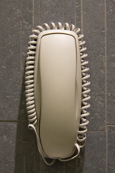 Закрыть телефон в туалете — стоковое фото