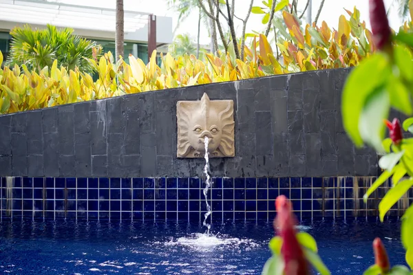 Piscine spa moderne avec débit d'eau — Photo