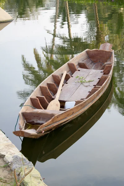 Barco de madera en el agua — Foto de Stock