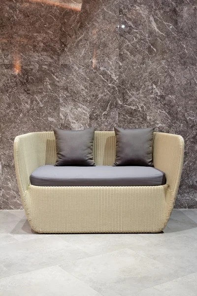 Moderno sofá de madeira de dois lugares — Fotografia de Stock