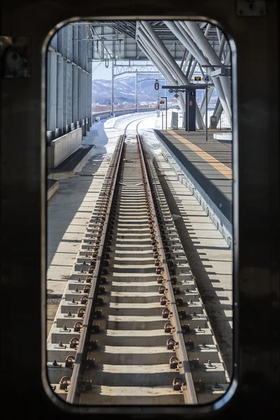 電車から見た冬では、鉄道の線路 — ストック写真