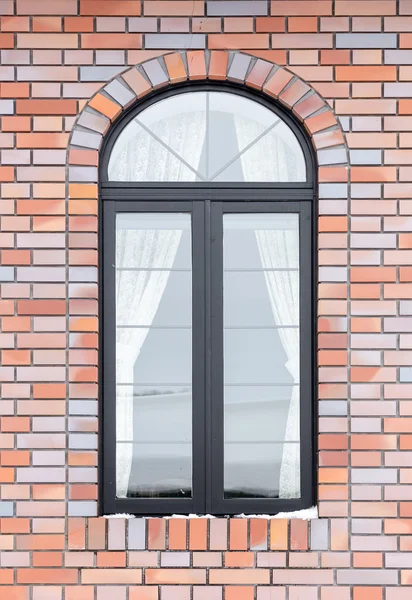 Ventana arqueada de madera pintada en una pared de ladrillo rojo —  Fotos de Stock