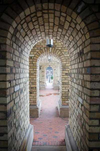 Hermoso túnel de arco de ladrillo viejo — Foto de Stock