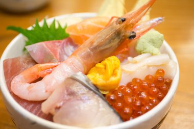 taze karides ve çeşitli sashimi çiğ balık pirinç içinde kase 