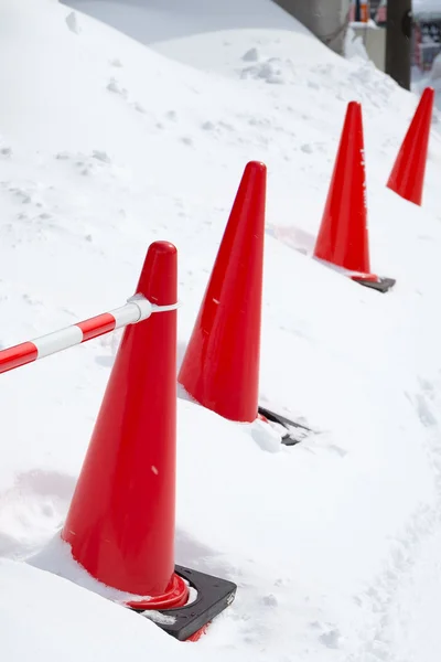 Cono de tráfico en la nieve — Foto de Stock