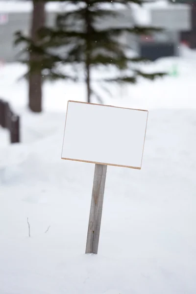 Signo en blanco en la escena de invierno, para su propio texto o imagen — Foto de Stock