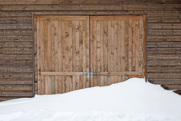 Gamla ladugården trädörr med snö — Stockfoto