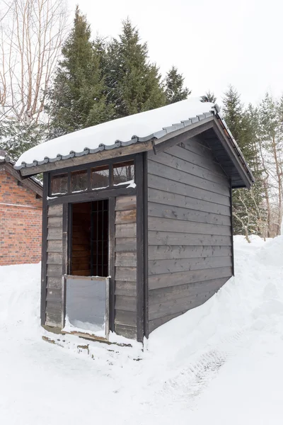 Tom trä guard box i snön — Stockfoto