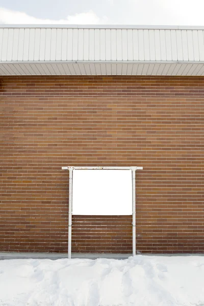 Tuğla duvarda boş ilan panosu — Stok fotoğraf