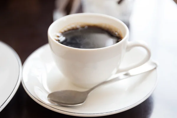 Tasse de café blanc à la vapeur, mise au point sélective à l'avant de — Photo