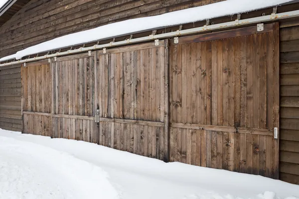 Gamla ladugården trädörr med snö — Stockfoto