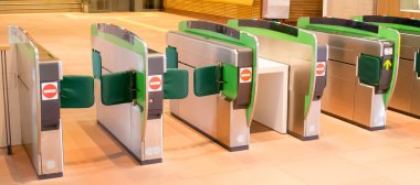 tren istasyonu girişi